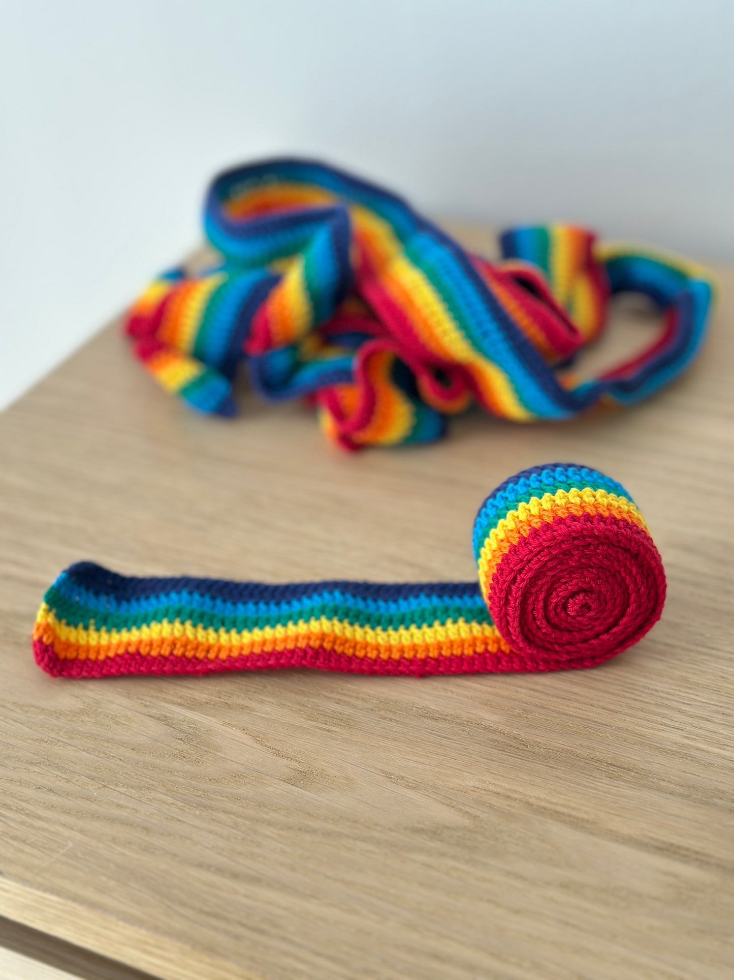 Handgehäckeltes Regenbogen Waldorf-Schneckenband