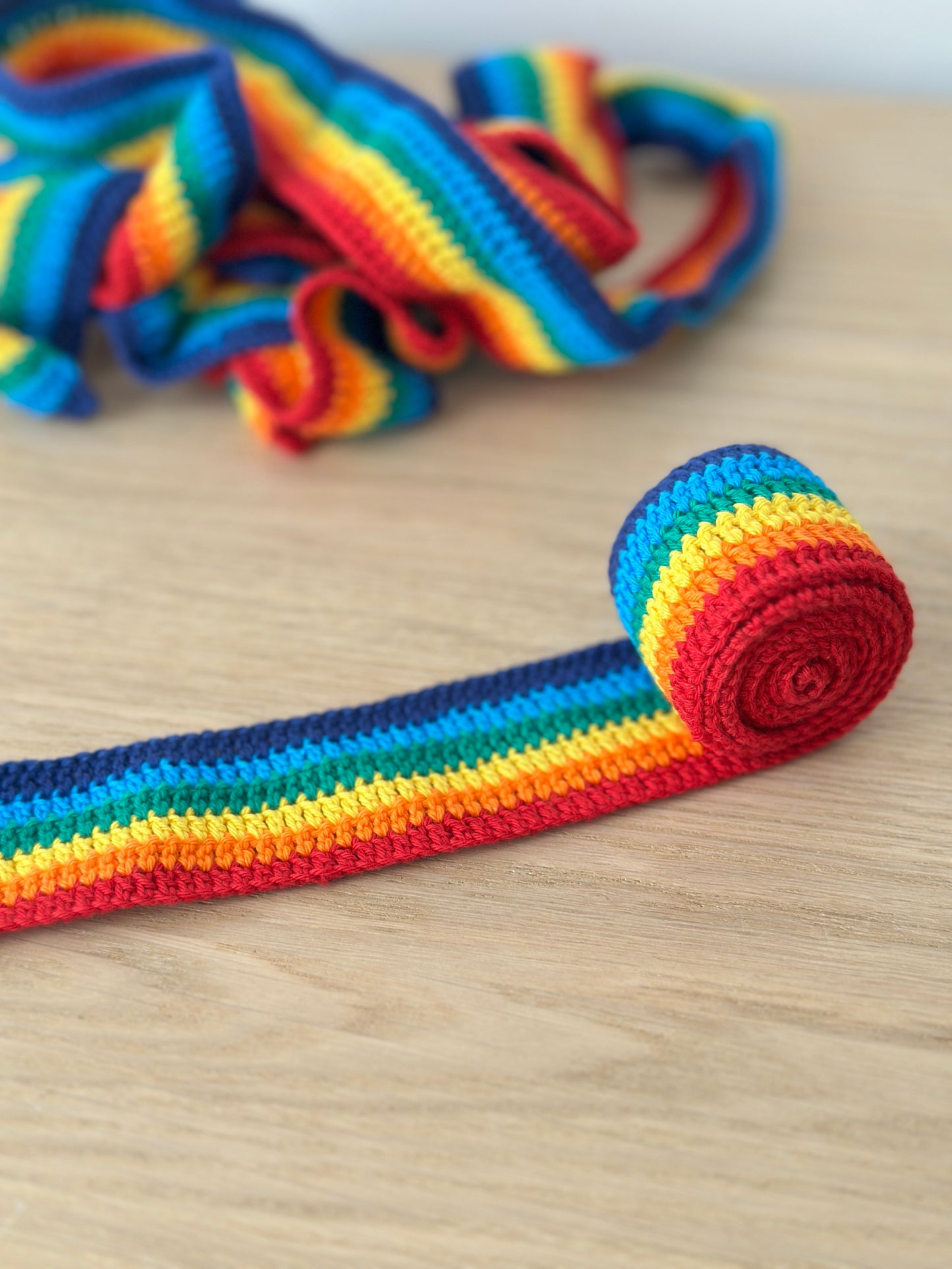 Handgehäckeltes Regenbogen Waldorf-Schneckenband