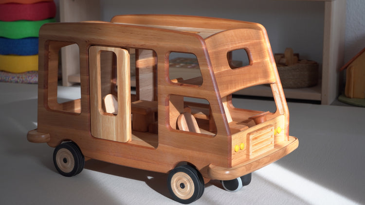 Große Holzfahrzeuge