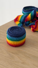 Handgehäckeltes Regenbogen Waldorf-Schneckenband